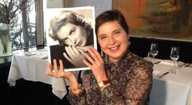 Isabella Rossellini con la foto della madre Ingrid Bergman