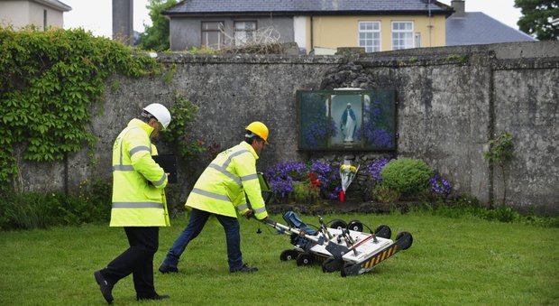 Irlanda, i resti di 796 bimbi trovati in fosse comuni vicino a ex casa per ragazze madri gestita da religiose