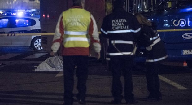 Roma, bus Cotral contromano investe e uccide un pedone