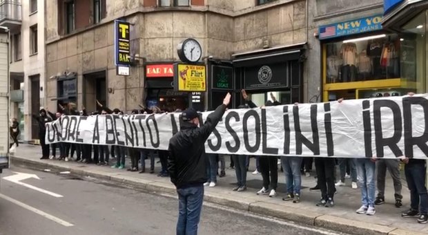 Striscione fascista, daspo per otto ultrà della Lazio