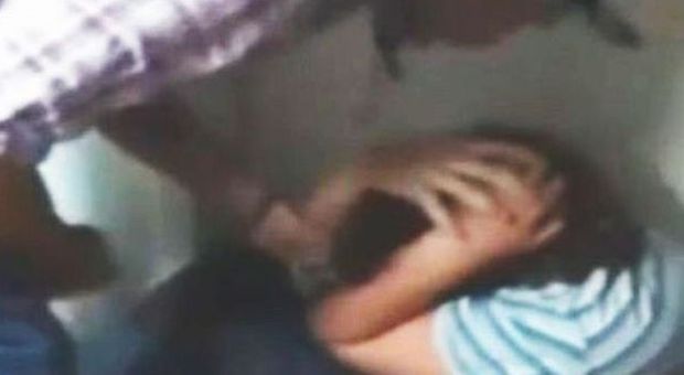 Diciottenne picchia ragazzo autistico a una festa, il video finisce su Facebook: arrestato