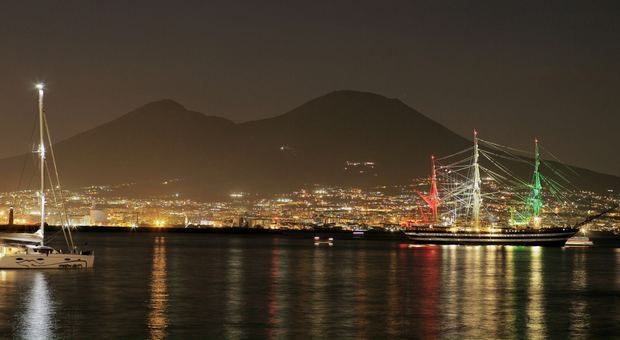 La nave Vespucci nel golfo di Napoli l'omaggio degli operai Fincantieri