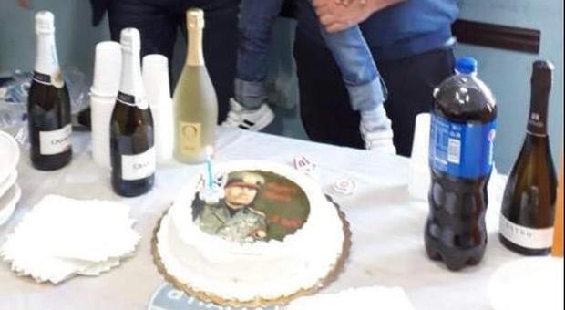Una torta col volto di Mussolini, che lite sul compleanno di Nonno