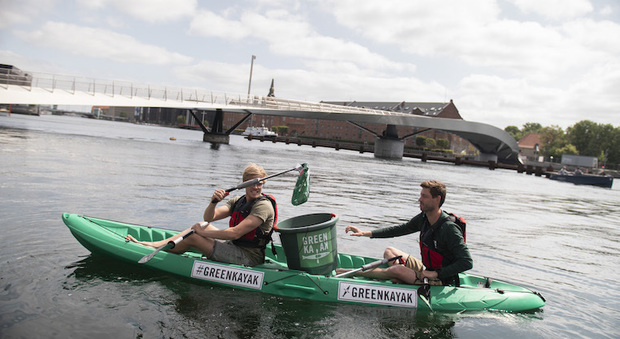 Copenaghen a pelo d'acqua: il kayak è gratis (se si ripuliscono i canali)