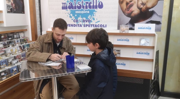 Anastasio firma una copia del suo nuovo album a un giovanissimo fan (foto Esposito)