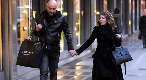 Cristina D'Avena, shopping in centro col fidanzato Massimo Palma