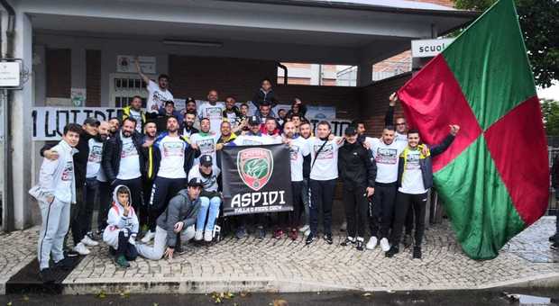 I giocatori del Casperia subito dopo i festeggiamenti per la vittoria del campionato di Terza categoria.