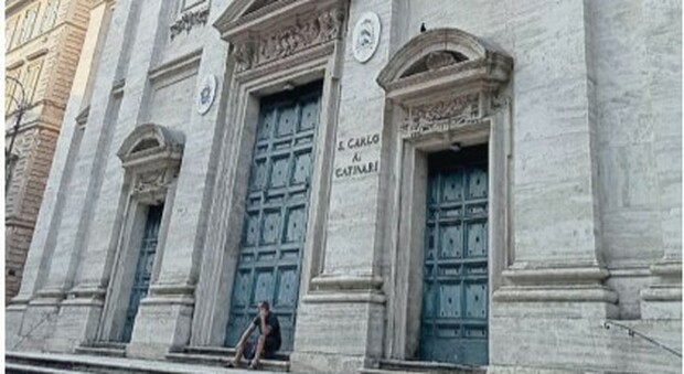 Roma, stop ai battesimi nella chiesa di San Carlo: «Non è più una parrocchia»