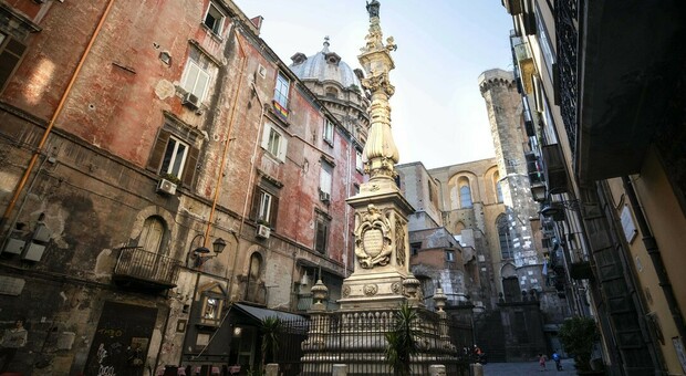 Napoli, l'obelisco di San Gennaro perde pezzi: crolli e paura a piazzetta Riario Sforza