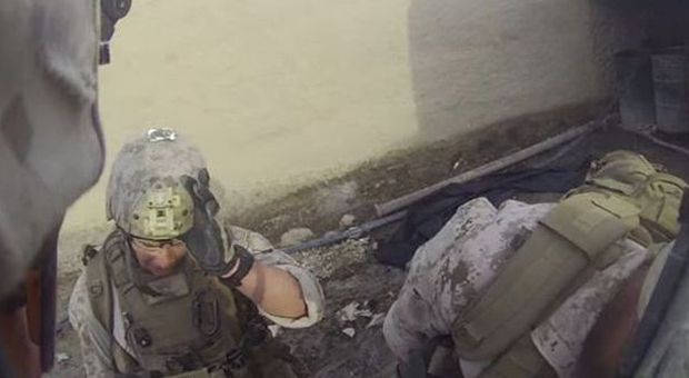Marine colpito in testa dal cecchino talebano, salvo per miracolo: il colpo rimbalza sul casco