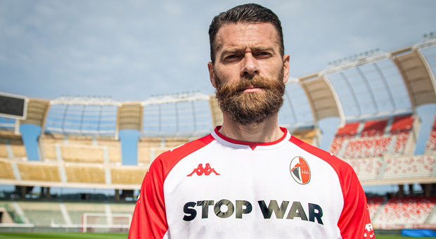 Ucraina: calciatori del Bari festeggiano la vittoria con la maglia “Stop war”