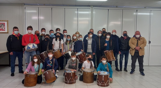 Cavalcata dell'Assunta, flash mob per i cento giorni: la Da Vinci-Ungaretti con i tamburini