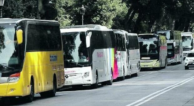 Giungla dei bus turistici: in Centro il traffico va in tilt (e i residenti si infuriano)