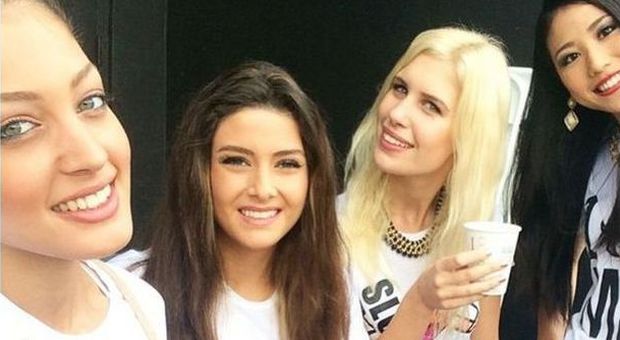 Miss Libano si fa il selfie con miss Israele, ed è polemica: "Rinunci al titolo"
