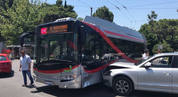 Ancona, un'auto contro il filobus ferito l'autista, paura tra i passeggeri