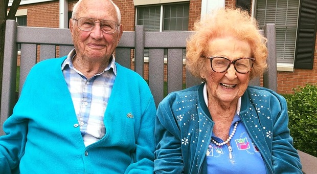 Due centenari trovano l'amore in casa di riposo: lui 100 anni, lei 103