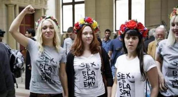 Parigi, Femen a seno nudo contro i senatori: «Siete papponi?». Esclusa la punibilità dei clienti