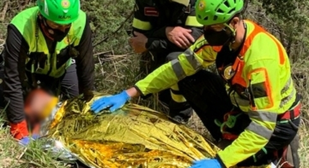Ciclista cade in una zona impervia: recuperato da vigili del fuoco, Soccorso alpino e 118