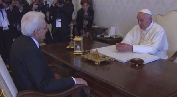 Papa Francesco riceve il presidente Mattarella: "Grazie per i migranti, ora famiglia e lavoro"