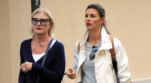 Martina Colombari casual per lo shopping con mamma Delfina a Milano