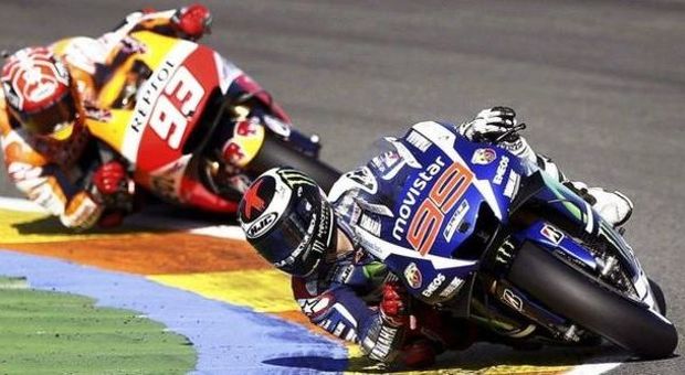 Lorenzo con la Yamaha precede la Honda di Marquez