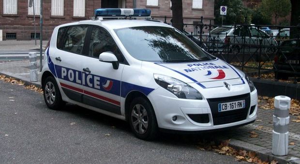 Francia, donna accoltellata con le figlie: arrestato un 37enne