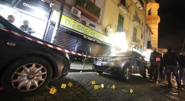Napoli est brucia: agguato davanti alla chiesa, un morto e un ferito