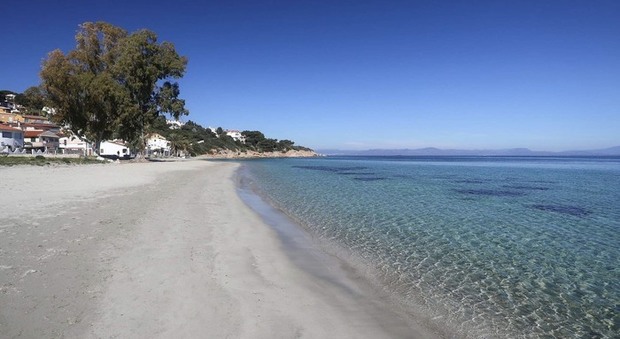 Sardegna, spiagge aperte ma quarantena per chi arriva. Per i turisti piano tamponi e passaporto sanitario