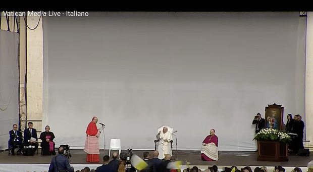Papa Francesco all'Aquila nella patria di Celestino V e parla di post-ricostruzione e dell'alto tasso di suicidi nelle carceri