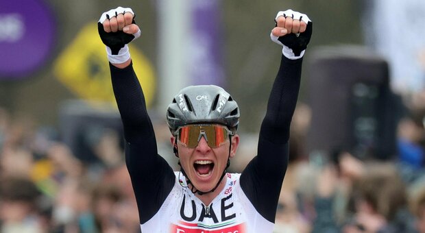 Pogacar show, il Giro delle Fiandre è suo, trionfo davanti a Van der Poel