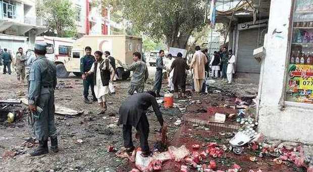Attentato Isis in Afghanistan, due esplosioni a Jalalabad: 35 morti e 100 feriti