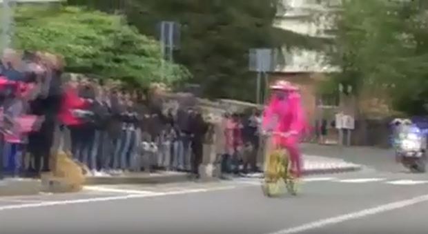 Giro d'Italia, invade il percorso con la sua bici. La polizia lo rincorre e lo blocca