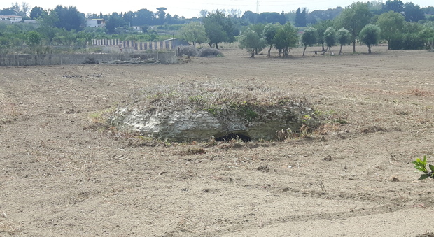 Cuma, dai lavori di aratura di un campo agricolo spuntano i resti di un mausoleo romano