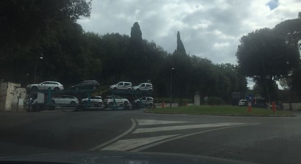 Villa Borghese diventa parcheggio: bisarca carica di auto sosta in divieto a piazzale delle Canestre