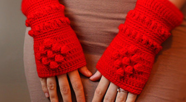 Guanti rossi di lana con 40 gradi: non volevano lasciare impronte, ma finiscono in manette