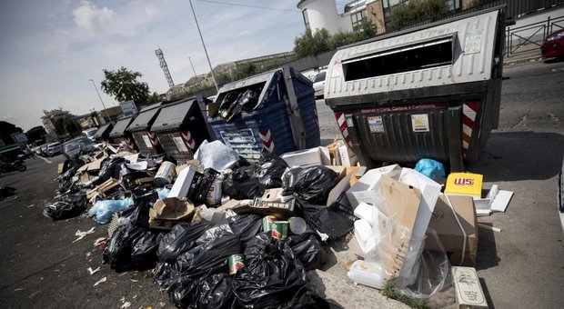 Tari Roma, boom di ricorsi contro la tassa sui rifiuti: «Vie sporche e miasmi: rimborsateci»