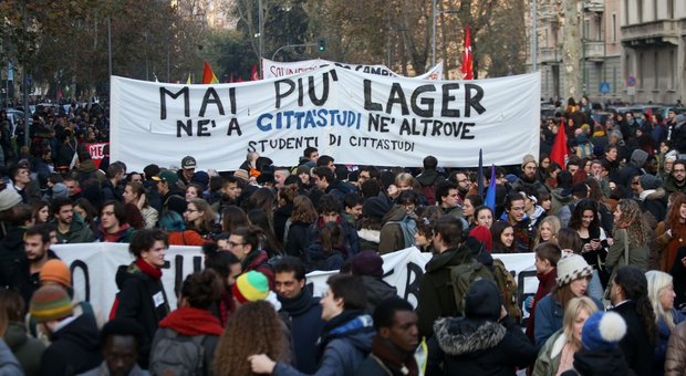 Milano, migliaia in corteo contro la chiusura del centro di accoglienza: «Fermiamo Salvini»