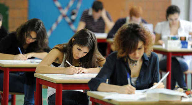 Alcuni studenti durante gli esami