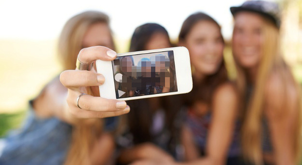 "Selfie" sui binari mentre arriva il treno: fermati quattro ragazzini