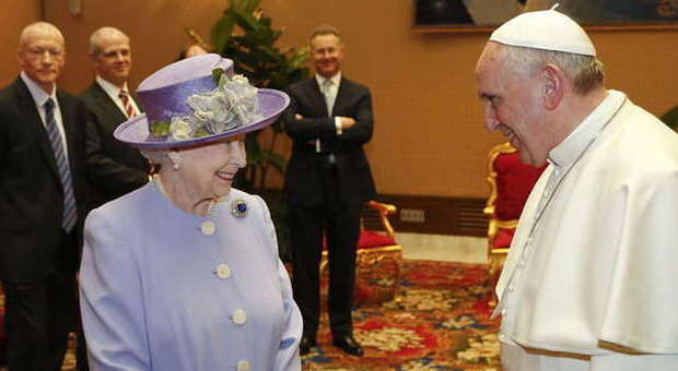 La visita-lampo di Elisabetta II prima da Napolitano poi vede Bergoglio