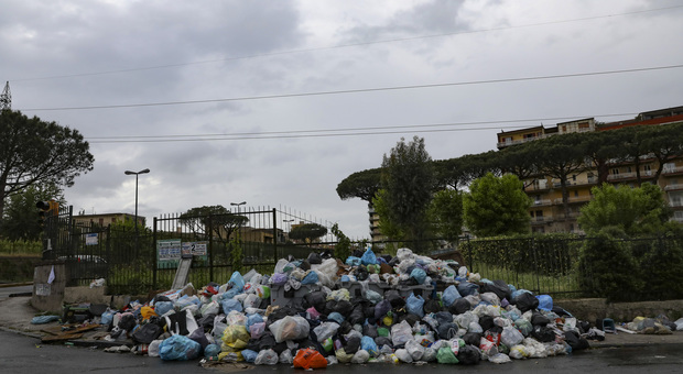 Emergenza rifiuti, la Regione Campania: «Nessun trasferimento da Roma, era campagna elettorale»