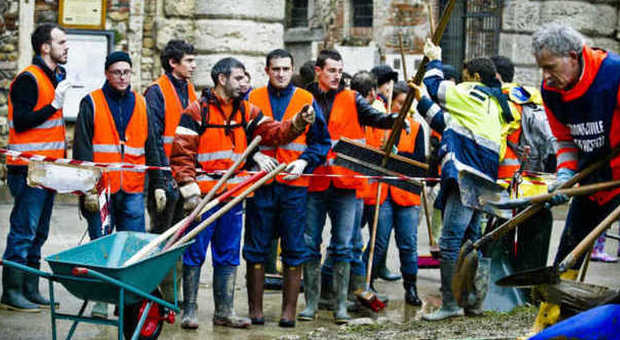 Volontari all'opera in occasione dell'alluvione del 2010