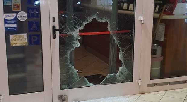 Spaccata alla stazione di servizio: vetri rotti a colpi di pietra