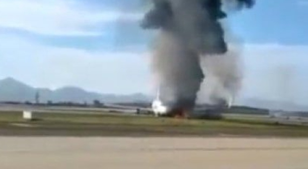 Aereo esce di pista durante il decollo e prende fuoco: passeggeri in fuga, ci sono feriti Foto Video