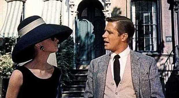 Audrey Hepburn e George Peppard davanti al palazzo di "Colazione da Tiffany" (vivointempibui.com)
