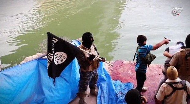 Orrore Isis, bimbo spara a un prigioniero nonostante le suppliche disperate