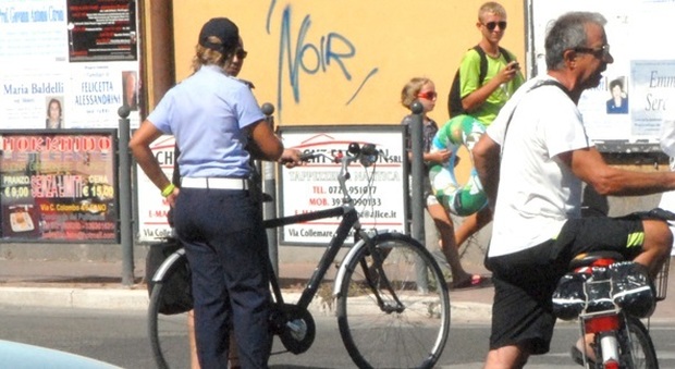 Pesaro, caccia ai ciclisti indisciplinati I vigili fanno 40 multe in soli tre giorni