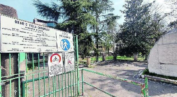 Villa comunale di Cassino tra giochi rotti e sporcizia, le mamme: «Un parco di serie B»