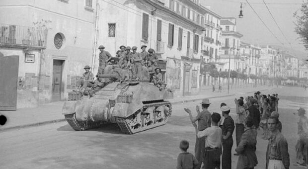 Salerno 1943, pronti a restituire i piastrini dei soldanti indossati nella II guerra mondiale