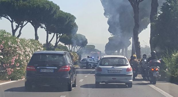 Roma, sterpaglie a fuoco sulla Colombo: traffico in tilt